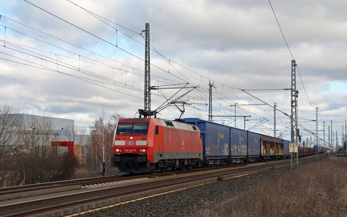 152 147 schlepte am 05.02.20 einen langen Autologistikzug durch Landsberg Richtung Halle(S).