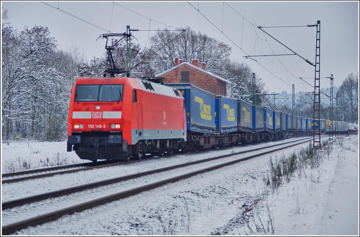 152 148-3 mit einen Aufliegerzug am Haken zu sehen am 19.01.16 in Vollmerz.