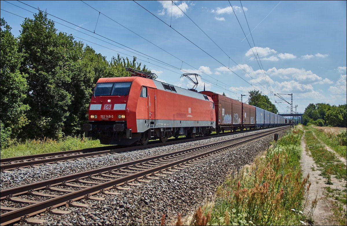 152 148-3 ist mit einen Autozug bei Thüngersheim am 05.07.2017 in Richtung Norden unterwegs.