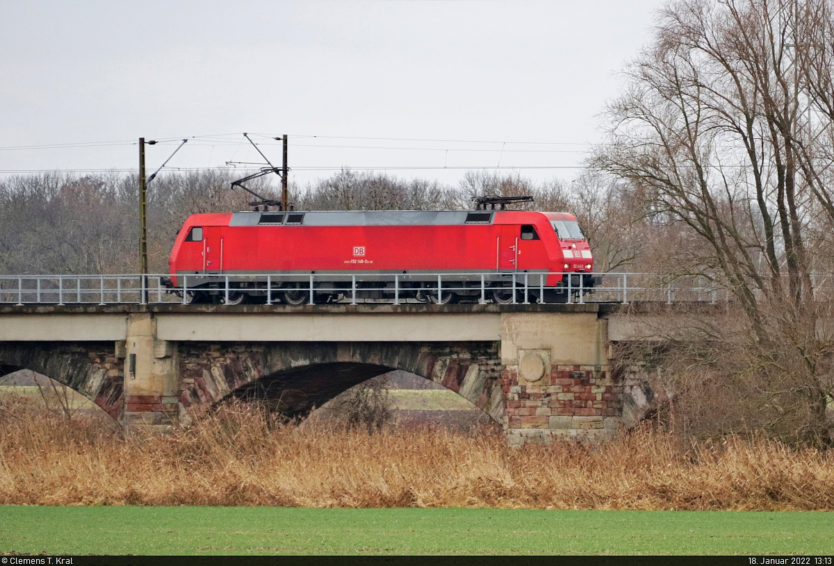 152 148-3 (Siemens ES64F) durchquert als Tfzf die Saaleaue Richtung Angersdorf. Sie holt Kesselwagen aus den Buna-Werken ab.

🧰 DB Cargo
🕓 18.1.2022 | 13:13 Uhr