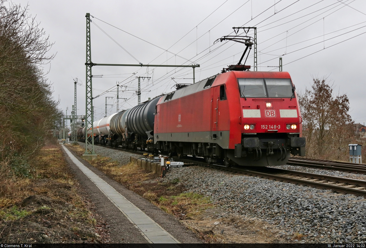 152 148-3 (Siemens ES64F) kommt mit Kesselwagen aus den Buna-Werken (Kraftwerk Schkopau) zurück und fährt am Abzweig Angersdorf Awo Richtung ZBA Halle (Saale).

🧰 DB Cargo
🕓 18.1.2022 | 14:02 Uhr