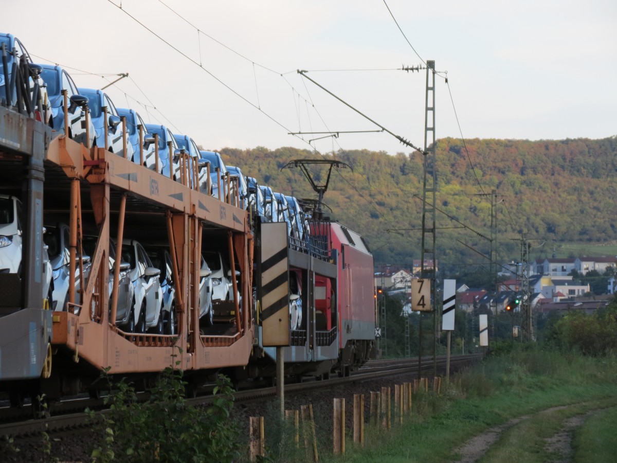 152 148 zog diesen Güterzug, der zum Großteil aus Autotransportwagen bestand, die Rheinstrecke gen Süden. Das Vr2 kündigt die Überholung vom IC2311 in Gau-Algesheim an. September 2014.