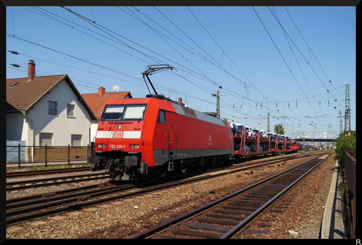 152 149-1 fhrt mit einem Gterzug am 16.08.2013 durch Ludwigshafen am Rhein.