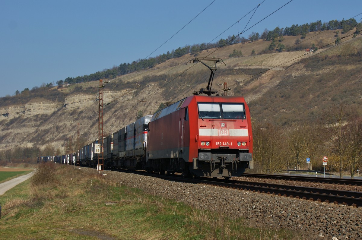 152 149-1 mit einen Aufliegerzug zu sehen am 11.03.14 bei Thüngersheim.
