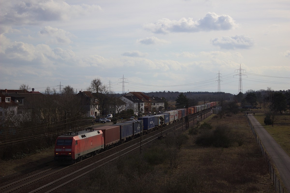 152 149 konnte am 28.02.15 mit einem langen Containerzug am Haken nahe dem Ort Wiesental aufgenommen werden. 