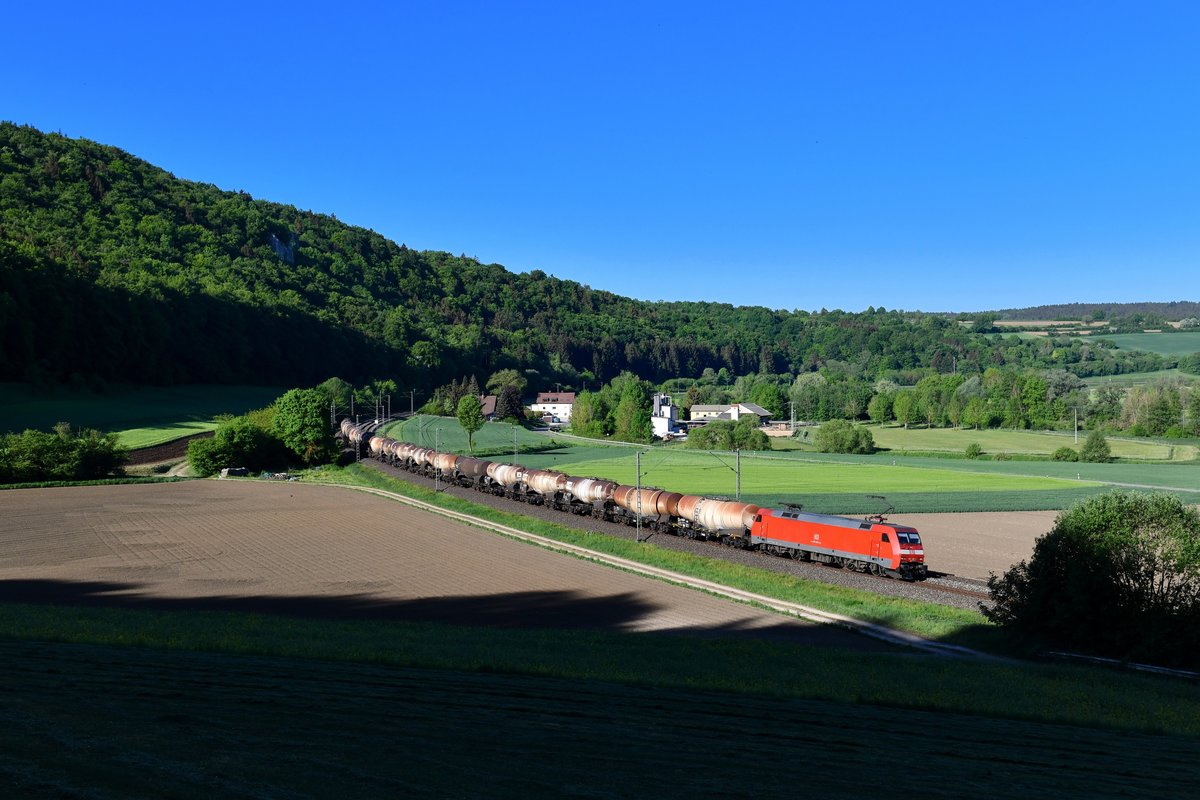 152 149 mit einem Güterzug am 08.05.2018 bei Breitenfurt. 