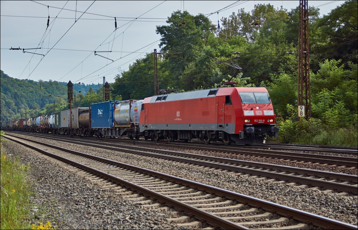 152 150-9 ist mit einen Containerzug bei Elm am 30.08.2017 zu sehen.