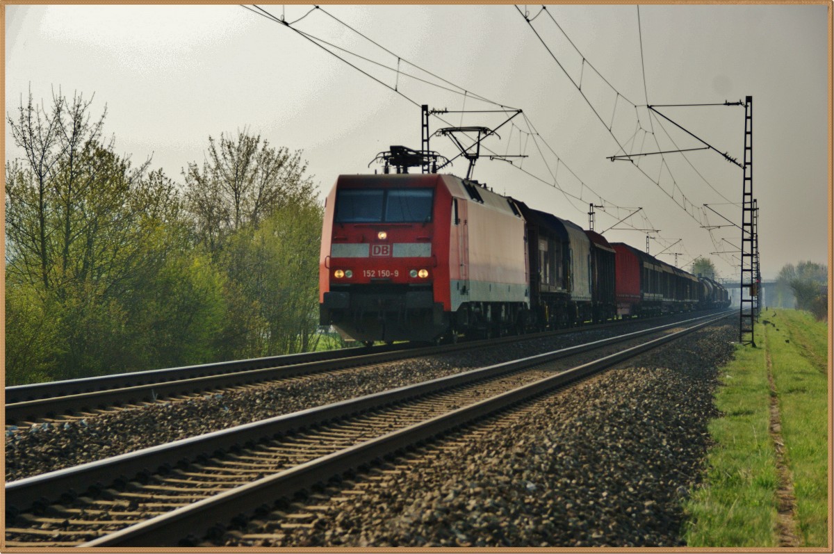 152 150-9 mit einen gemischtrn Güterzug bei Thüngersheim am 01.04.14.