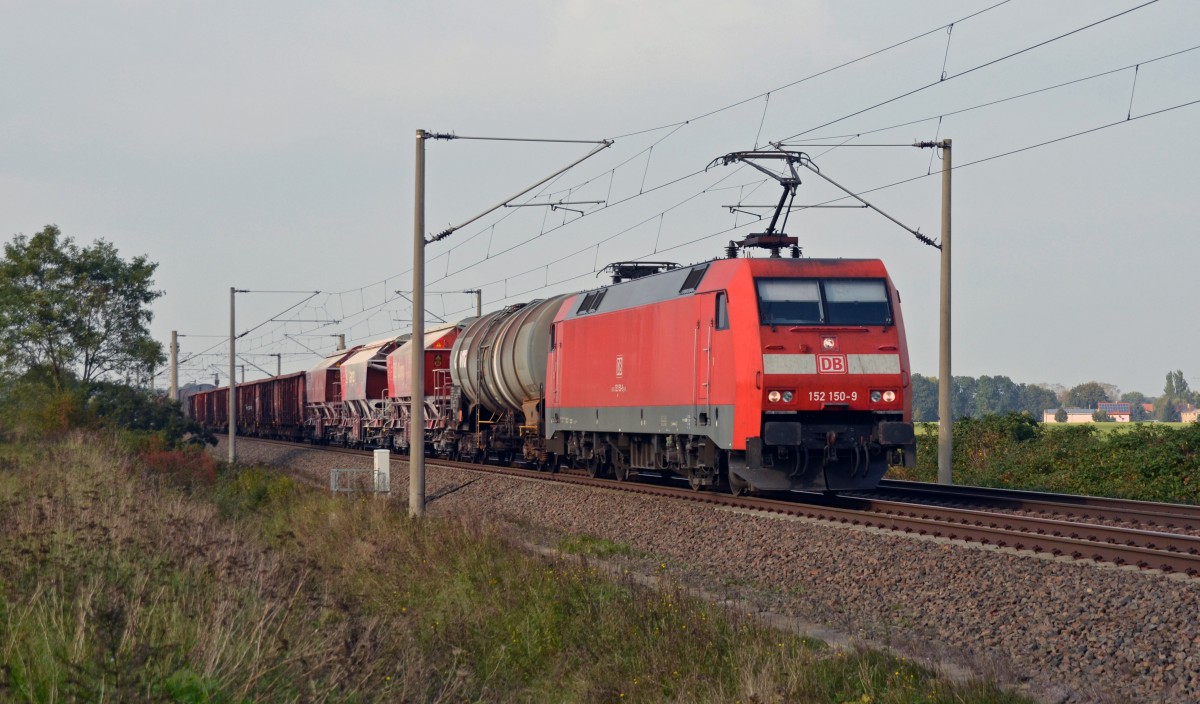 152 150 rollte am 05.10.14 mit einem gemischten Güterzug durch Zschortau Richtung Leipzig.