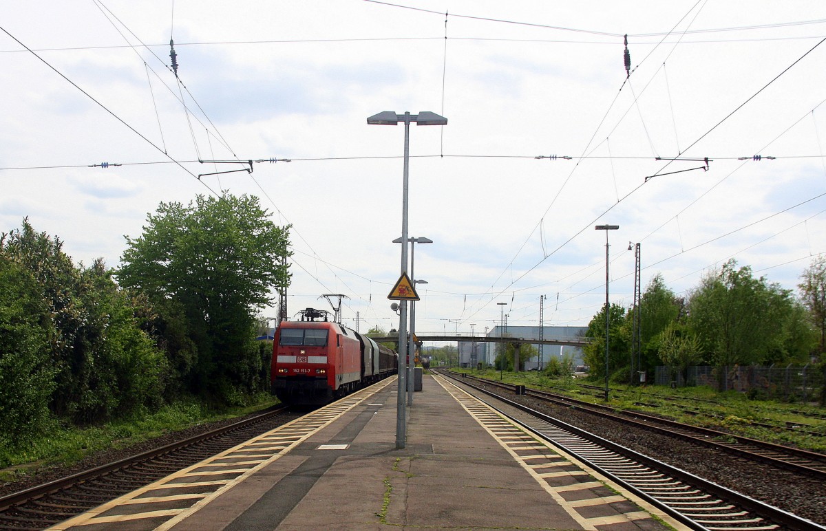 152 151-7 DB kommt durch Bad-Honnef am Rhein mit einem gemischten Güterzug aus Richtung Koblenz und fährt in Richtung Köln auf der rechten Rheinstrecke(KBS 465). Bei Sonne und Wolken am Nachmittag vom 29.4.2015.