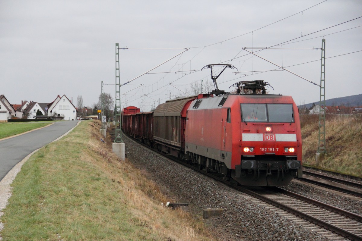 152 151-7 DB Schenker bei Staffelstein am 09.01.2015.