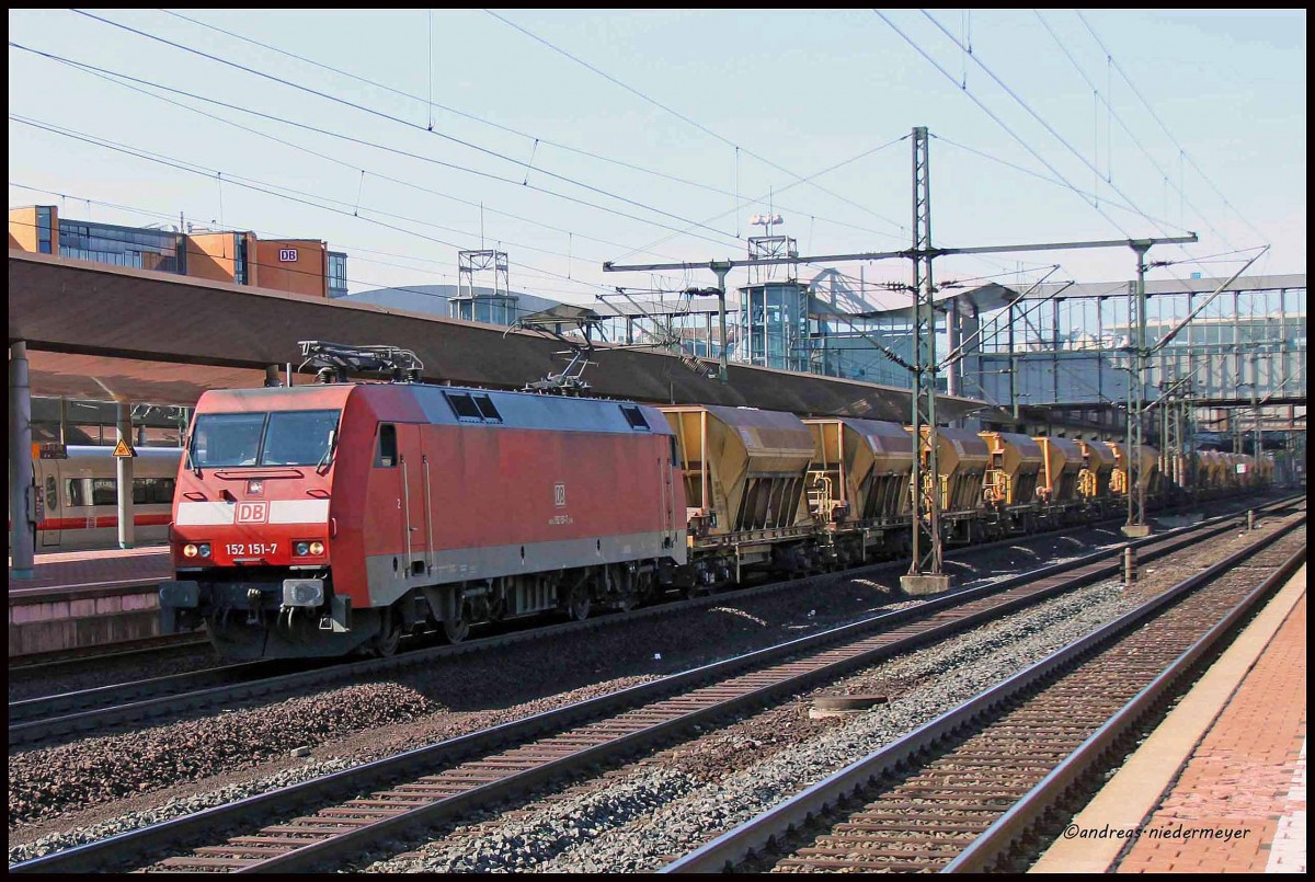 152 151-7 schleppt ihren Güterzug durch Kassel-Wilhelmshöhe (20.4.2015).