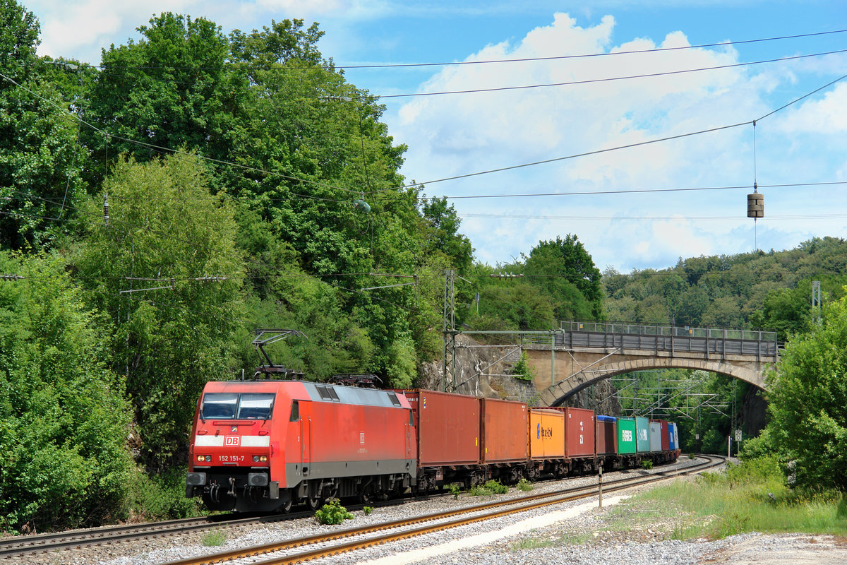 152 151 mit einem Containerzug am 21.06.2011 bei Möhren. 