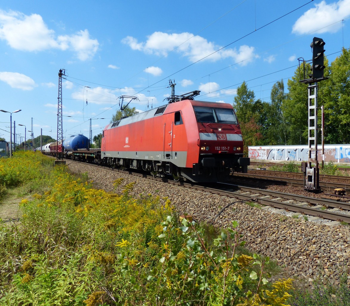 152 151 mit einen gemischten Güterzug am Haken fährt am 28.08.2014 durch Leipzig-Thekla.