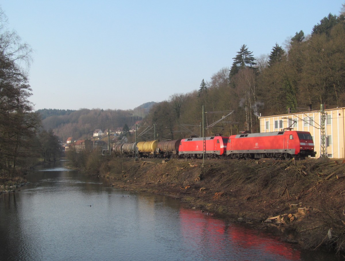 152 152-5 und eine weitere 152 ziehen am 05. März 2014 einen gemischten Güterzug durch Kronach in Richtung Saalfeld.