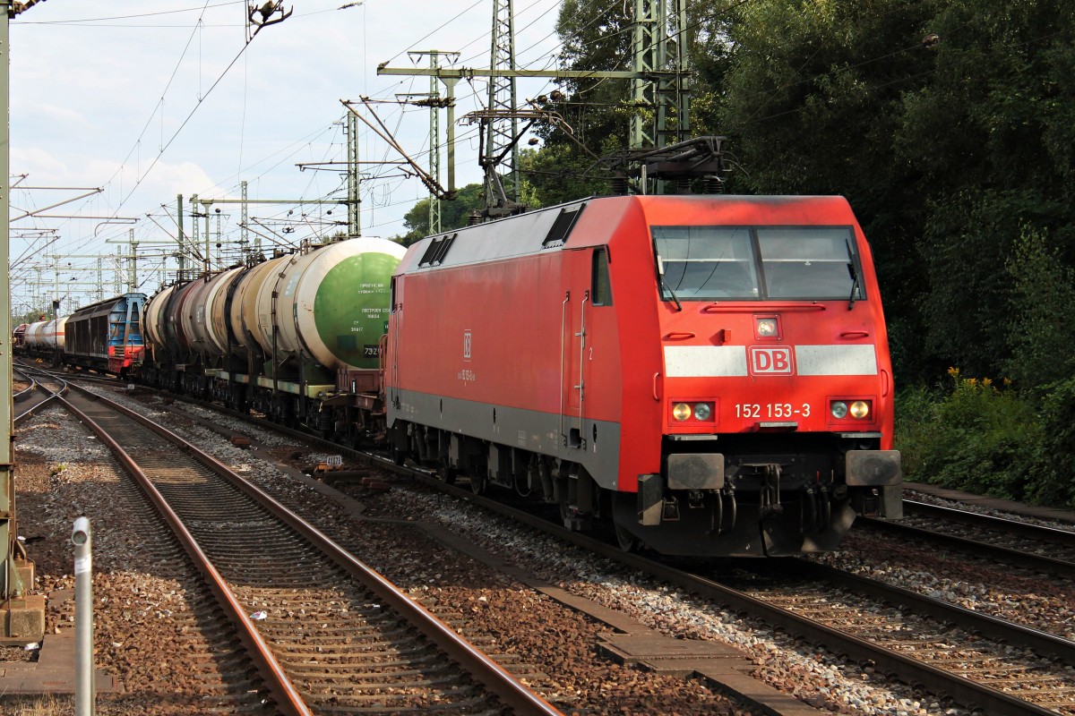 152 153-3 am 13.08.2014 mit einem gemischten Güterzug in Hamburg Harburg gen Hafen. Man beachte auch die Adapterwagen mit den Kesselwagen aus Kasachstan zwischen drin.