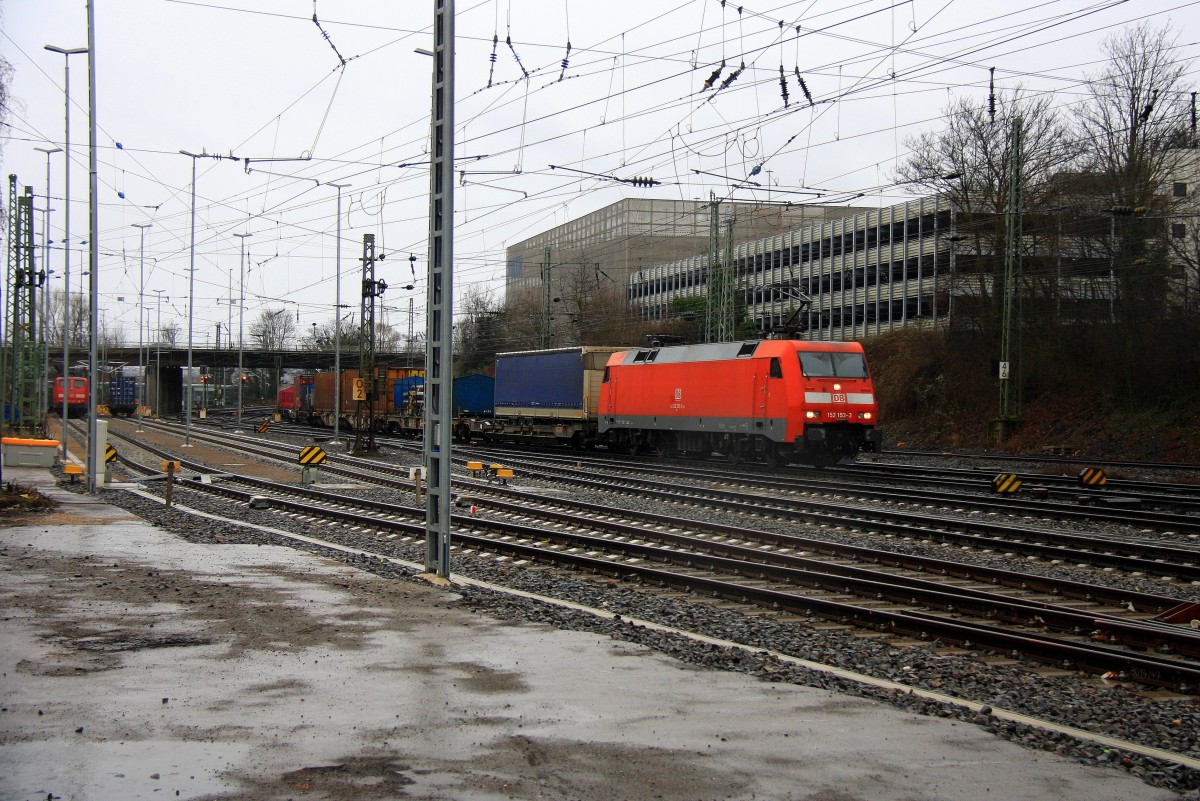 152 153-3 DB kommt aus Richtung Köln,Aachen-Hbf mit einem langen Contanierzug aus Gallarate(I) nach Zeebrugge(B) und fährt in Aachen-West ein,
bei Rgenwetter am 8.2.2014.