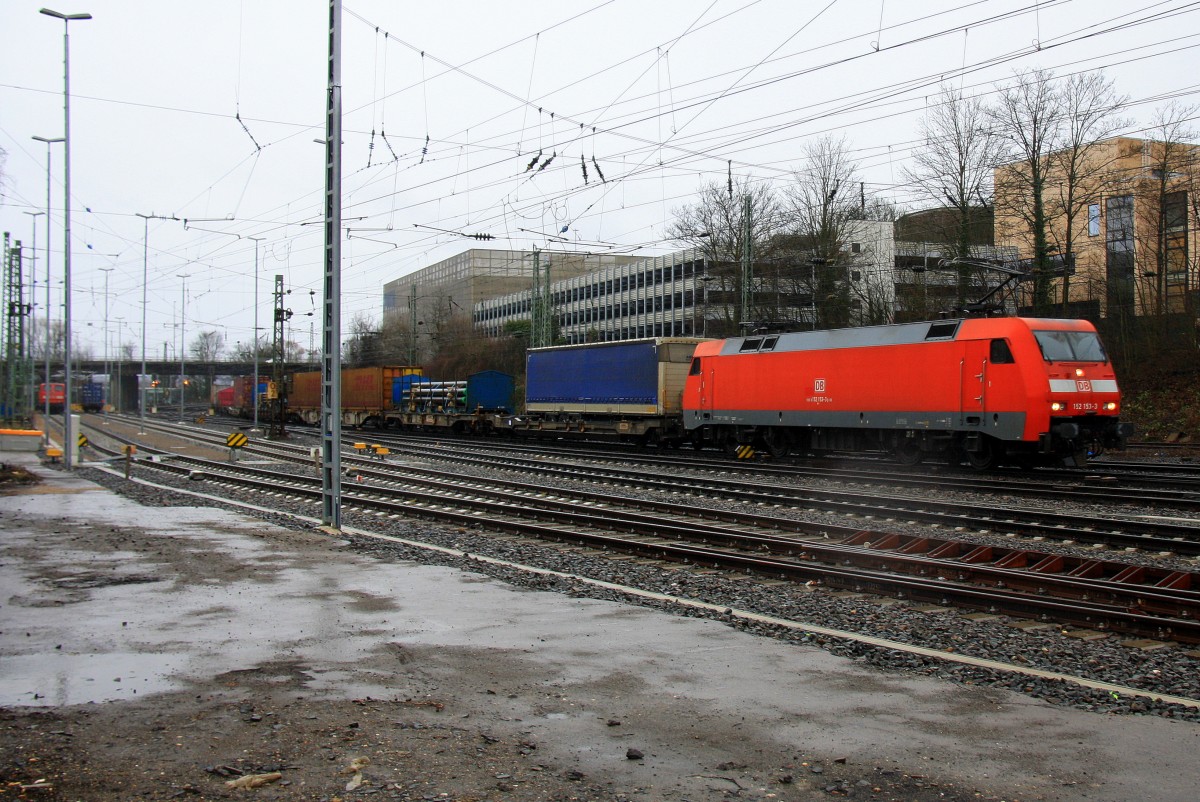 152 153-3 DB kommt aus Richtung Köln,Aachen-Hbf mit einem langen Contanierzug aus Gallarate(I) nach Zeebrugge(B) und fährt in Aachen-West ein,
bei Regenwetter am Nachmittag vom 8.2.2014.