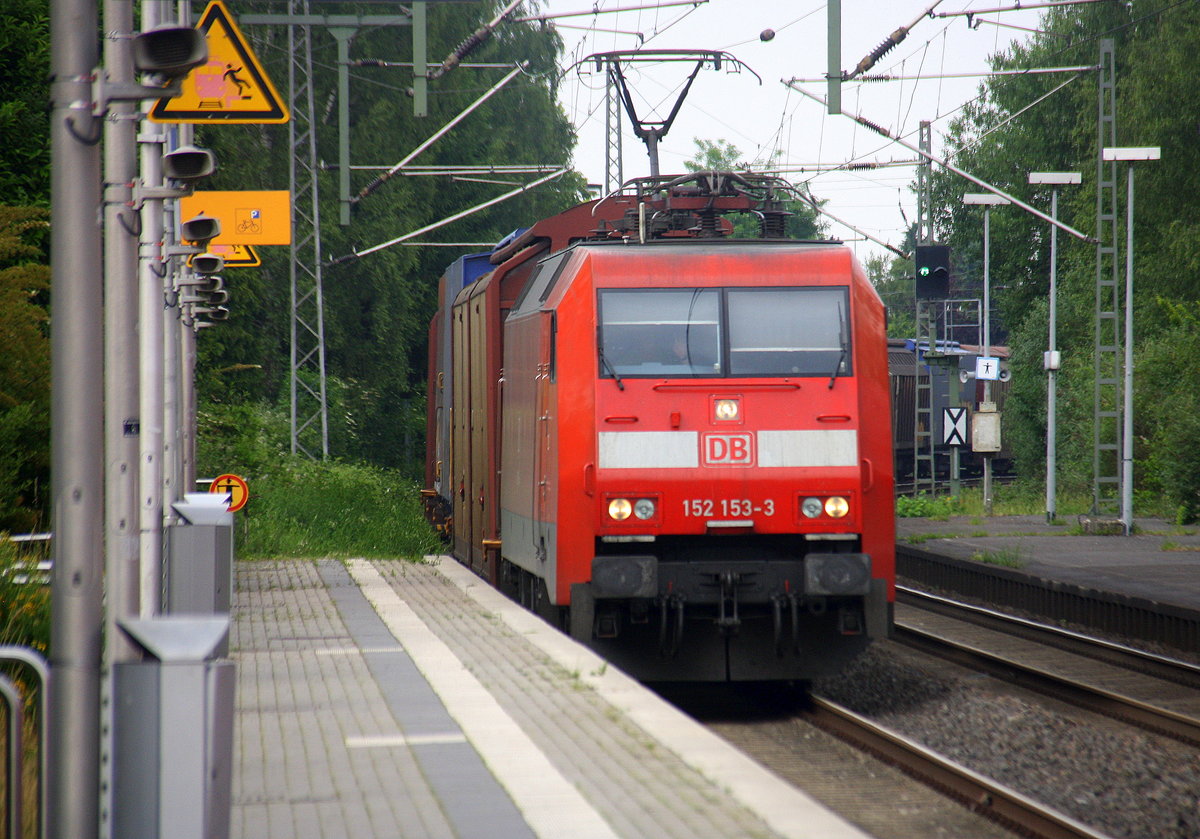 152 153-3 DB  kommt mit einem Auto-Logistikzug aus Braunschweig-Rbf(D) nach Ruisbroek(B) und kommt aus Richtung Mönchengladbach-Hbf,Rheydt-Hbf,Wickrath,Beckrath,Herrath und fährt durch Erkelenz in Richtung Baal,Hückelhoven-Baal,Brachelen,Lindern,Süggerath,Geilenkirchen,Frelenberg,Zweibrüggen,Übach-Palenberg,Rimburg,Finkenrath,Hofstadt,Herzogenrath, Kohlscheid,Richterich,Laurensberg,Aachen-West. Aufgenommen vom Bahnsteig 1 in Erkelenz. Bei Sommerwetter am Abend vom 2.6.2017.