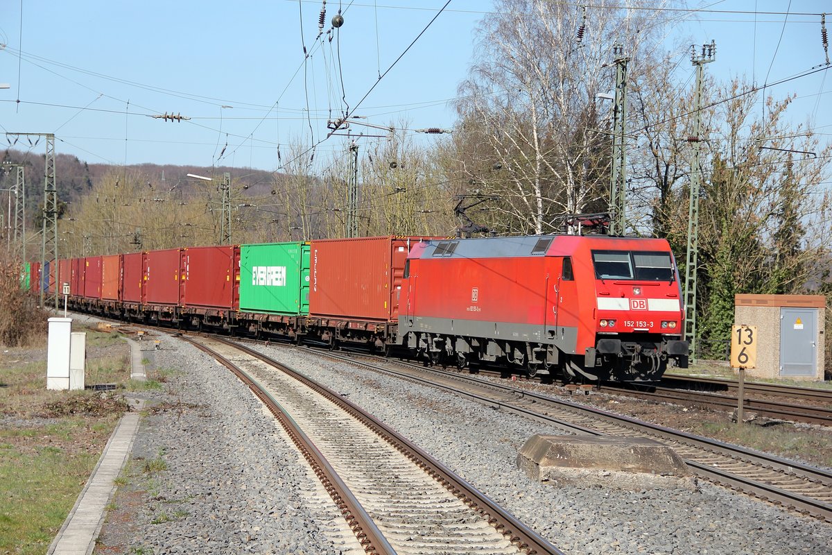 152 153-3 der DB mit einem Überseecontainerzug von Kassel kommend in Richtung Bebra fahrend. Baunatal Guntershausen 22.03.2019
