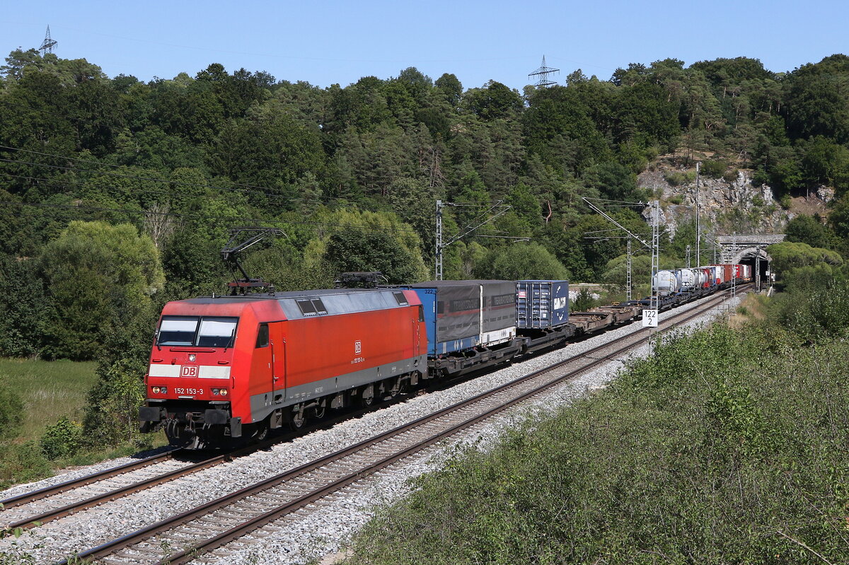 152 153 mit einem Containerzug am 9. August 2022 bei Sollnhofen im Altmühltal.