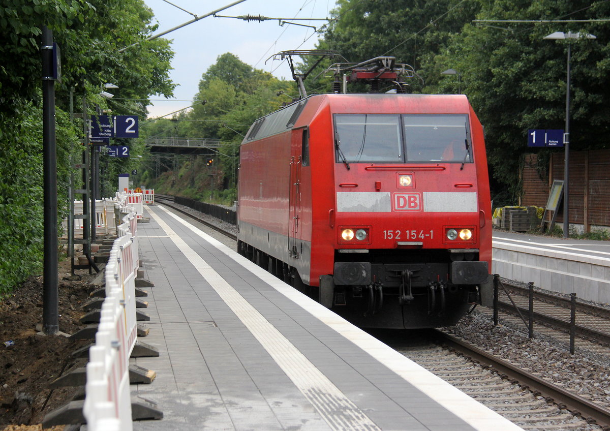 152 154-1 DB kommt als Lokzug aus Aachen-West nach Köln-Gremberg und kommt aus Richtung Aachen-West,Aachen-Schanz,Aachen-Hbf,Aachen-Rothe-Erde und fährt durch Aachen-Eilendorf in Richtung Stolberg-Hbf(Rheinland)Eschweiler-Hbf,Langerwehe,Düren,Merzenich,Buir,Horrem,Kerpen-Köln-Ehrenfeld,Köln-West,Köln-Süd. Aufgenommen vom Bahnsteig 2 in Aachen-Eilendorf. 
Bei Sommerwetter am Abend vom 9.7.2018.