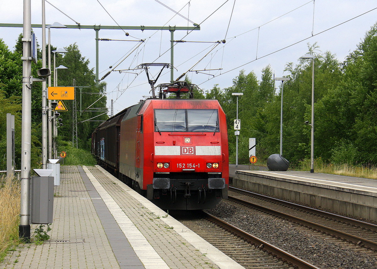 152 154-1 DB kommt mit einem Audi-VW-Skoda-Zug aus Osnabrück nach Kortenberg-Goederen(B) und kommt aus Richtung Mönchengladbach-Hbf,Rheydt-Hbf,Wickrath,Beckrath,Herrath und fährt durch Erkelenz in Richtung Baal,Hückelhoven-Baal,Brachelen,Lindern,Süggerath,Geilenkirchen,Frelenberg,Zweibrüggen,Übach-Palenberg,Rimburg,Finkenrath,Hofstadt,Herzogenrath, Kohlscheid,Richterich,Laurensberg,Aachen-West. 
Aufgenommen vom Bahnsteig 1 in Erkelenz. 
Bei Sonne und Wolken am Nachmittag vom 12.6.2017.