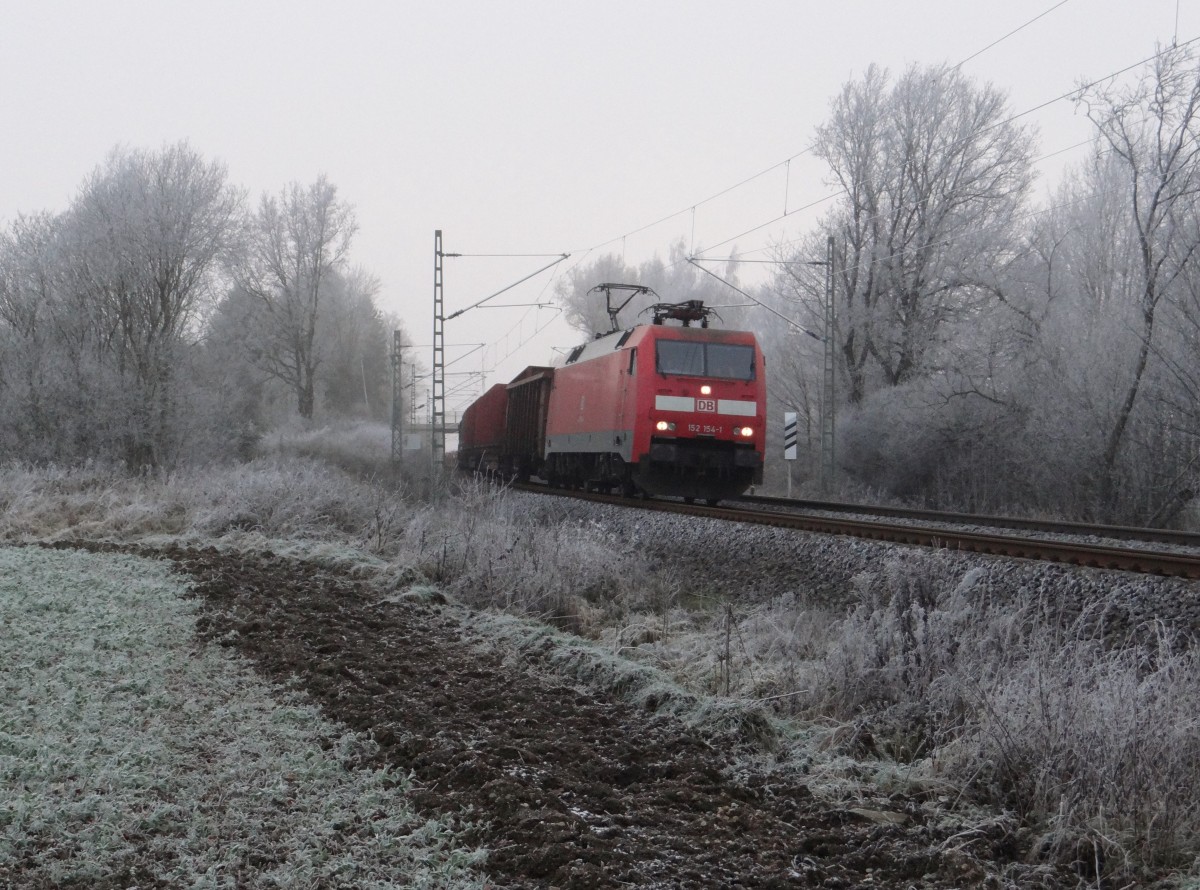 152 154-1 zu sehen am 09.12.14 an der Schöpsdrehe bei Plauen/V. mit einem Frankenwaldumleiter. Es war schön kalt und auch nebelig! 
