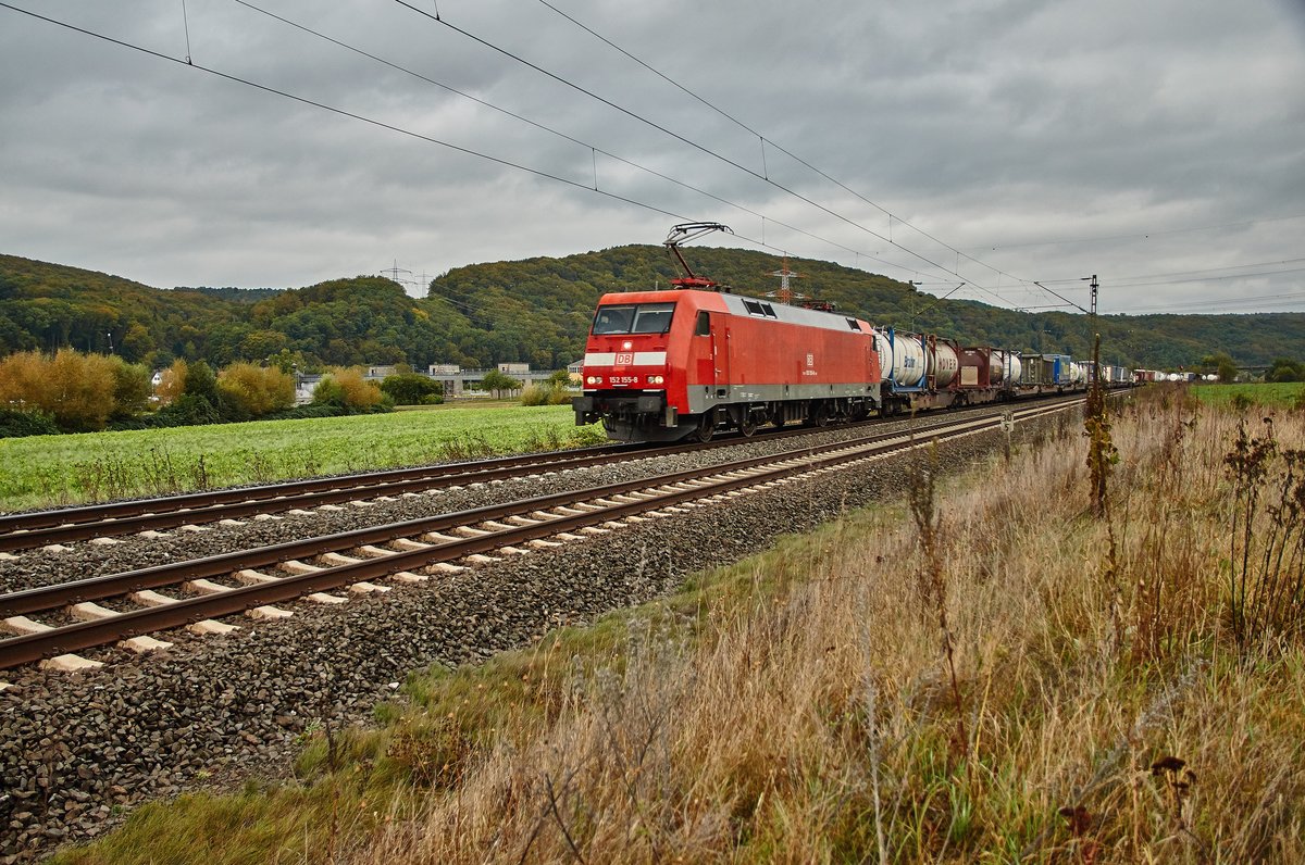 152 155-8 passiert am 13.10.16 mit einen Aufliegerzug Harrbach und ist in Richtung Süden unterwegs.