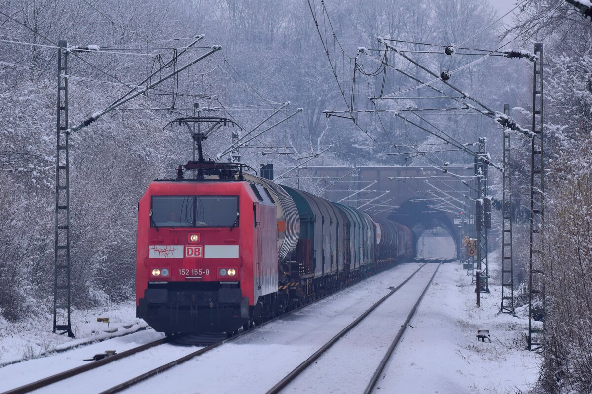 152 155 kommt mit einem gemischten Güterzug durch Aachen Eilendorf gen Aachen geahren.

Aachen 21.01.2023