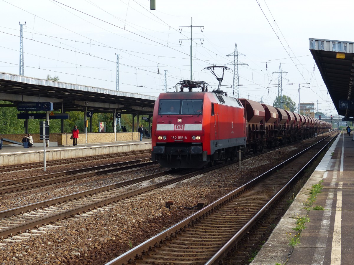152 155 zieht am 24.09.2014 einen Ganzzug Selbstentladewagen durch Berlin-Schönefeld.