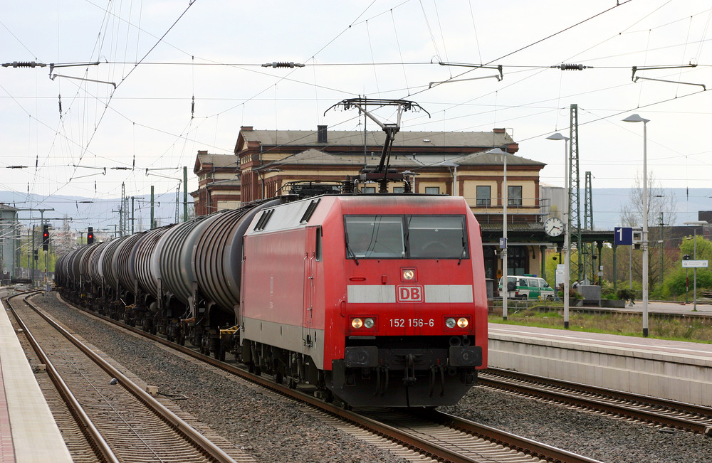 152 156 durchfährt den Bahnhof Düren mit einem langen Kesselwagenzug.
Aufgenommen am 28.04.2006.