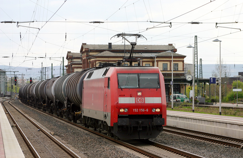 152 156 durchfährt den Bahnhof Düren mit einem langen Kesselwagenzug.
Aufgenommen am 28.04.2006.