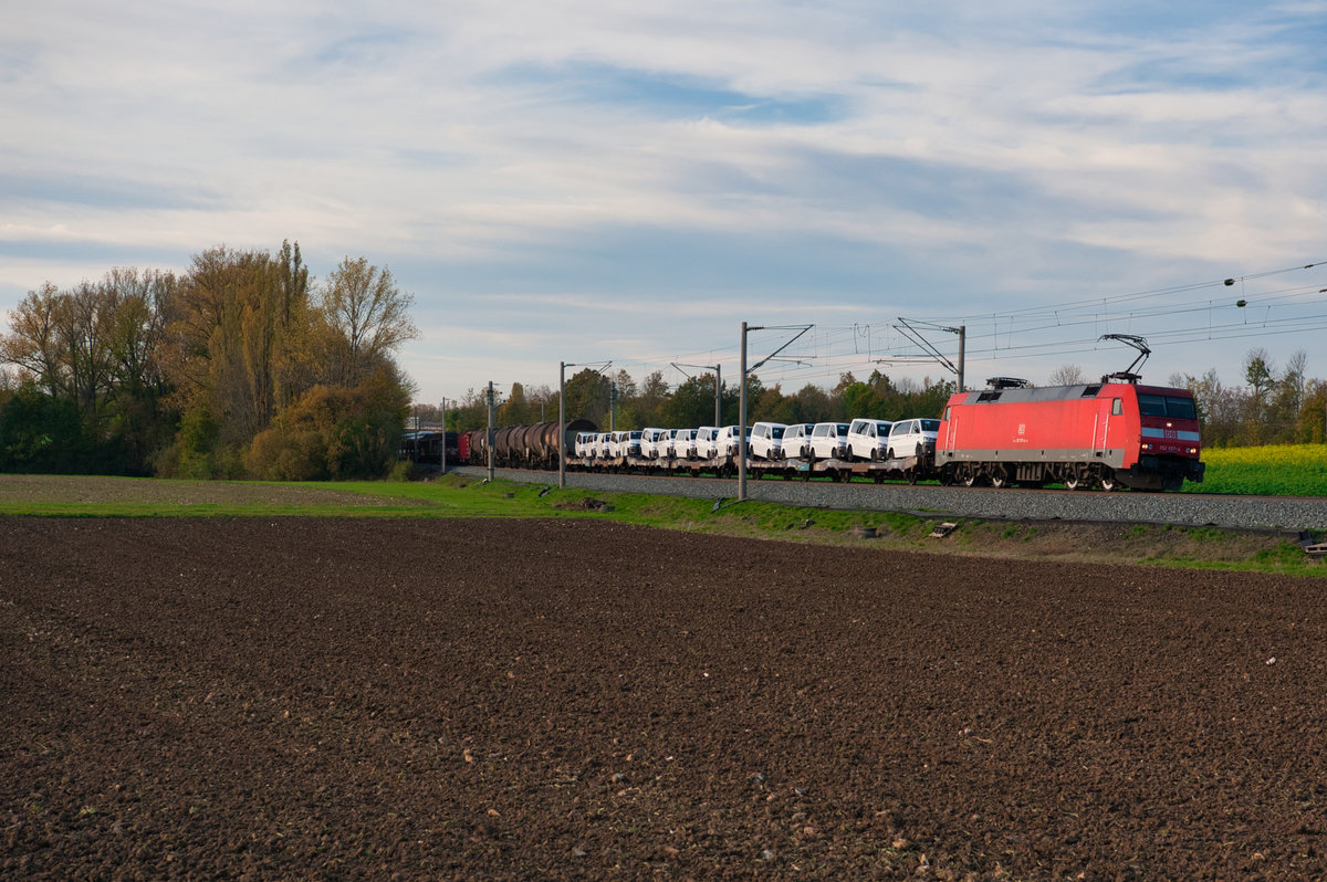 152 157 mit einem gemischten Güterzug bei Uffenheim Richtung Ansbach, 26.10.2019