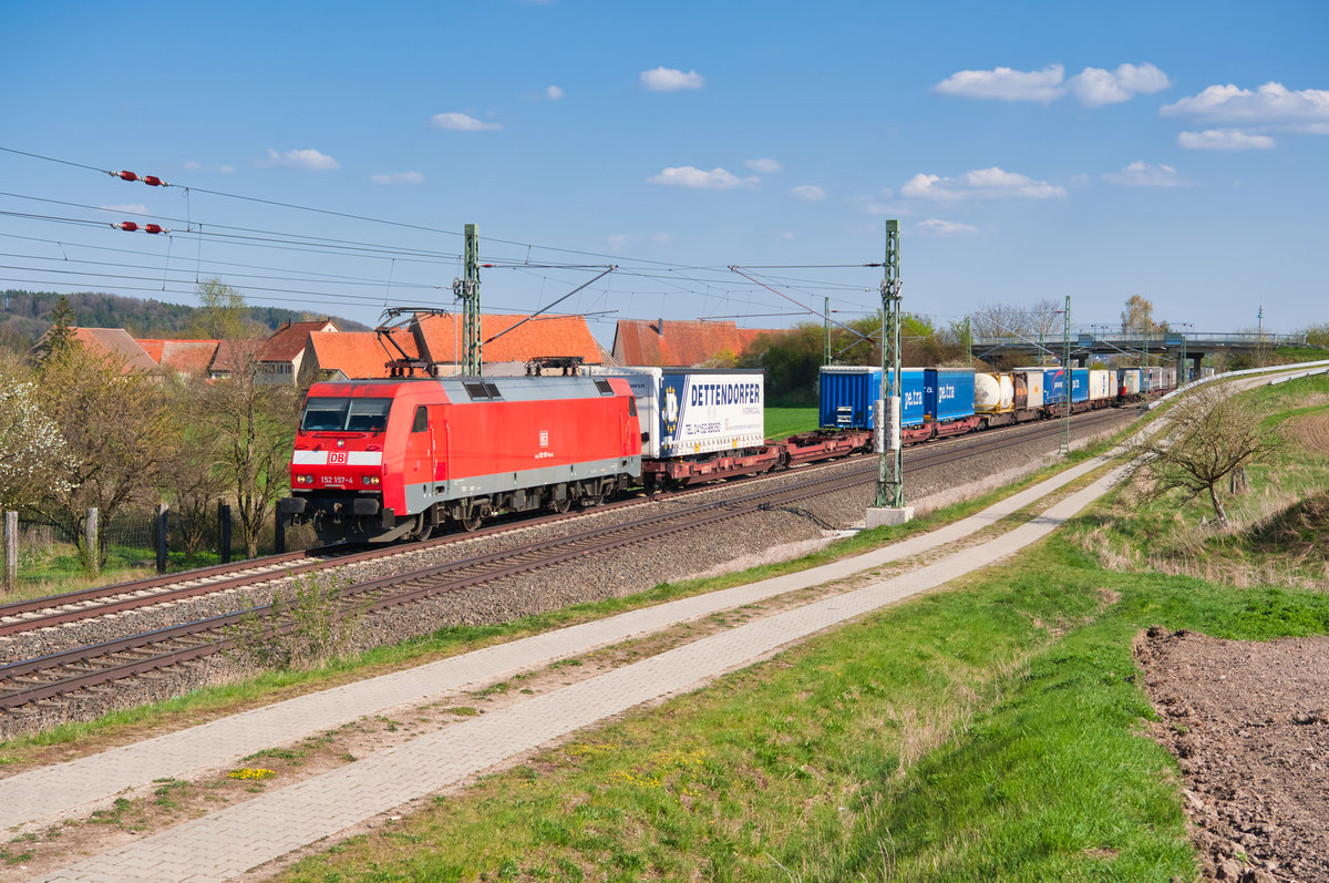 152 157 mit einem KLV-Zug bei Lehrberg Richtung Würzburg, 18.04.2019