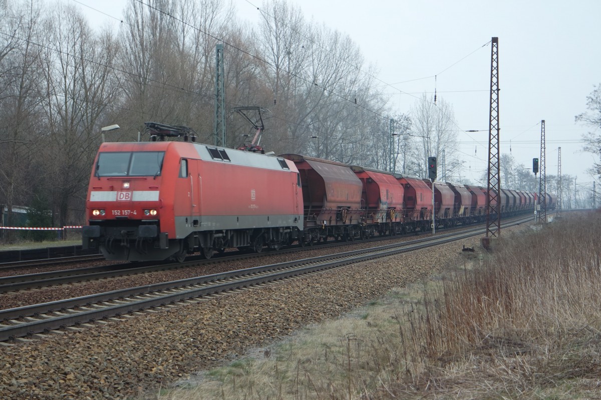 152 157 zieht am 21.03.2015 einen Ganzzug durch Leipzig-Thekla.