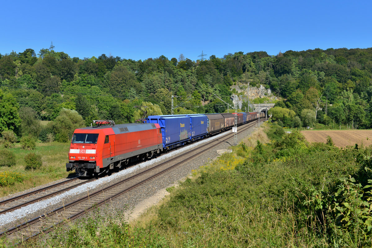 152 158 mit einem Güterzug am 25.08.2016 bei Solnhofen. 