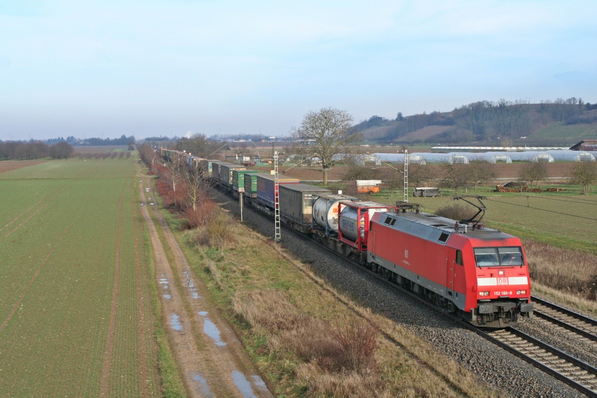 152 160-8 mit einem gemischten KLV-Zug gen S�den am Mittag des 18.01.14 bei H�gelheim.