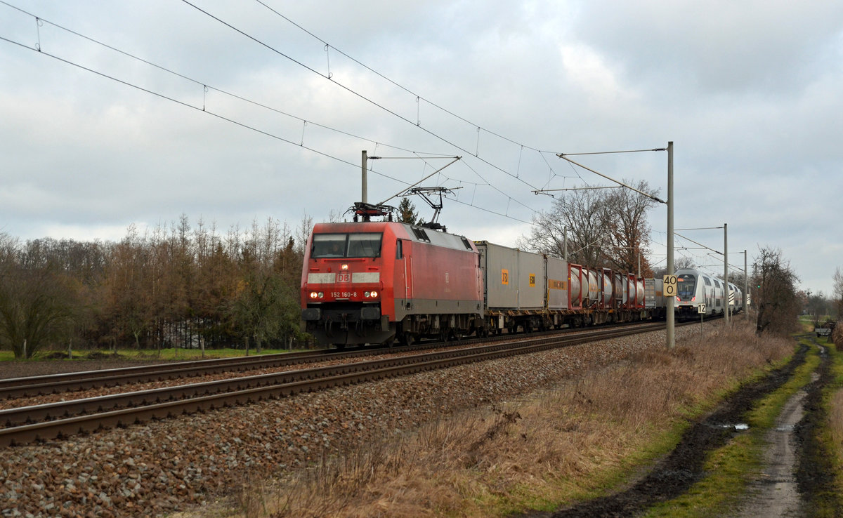 152 160 begegnete am 04.02.20 in Jeßnitz dem IC 2048. Während der IC Richtung Dessau unterwegs war, rollte der Containerzug Richtung Bitterfeld.