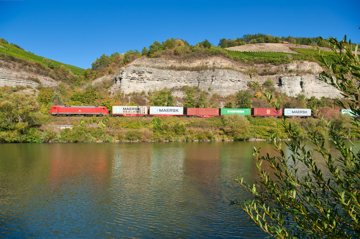 152 160 mit einem Containerzug bei Karlstadt Richtung Gemünden (Main), 21.09.2019