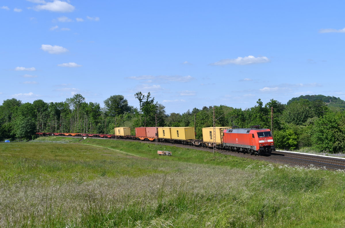 152 160 mit einem Containerzug am 28.05.2020 bei Friedland(Han)