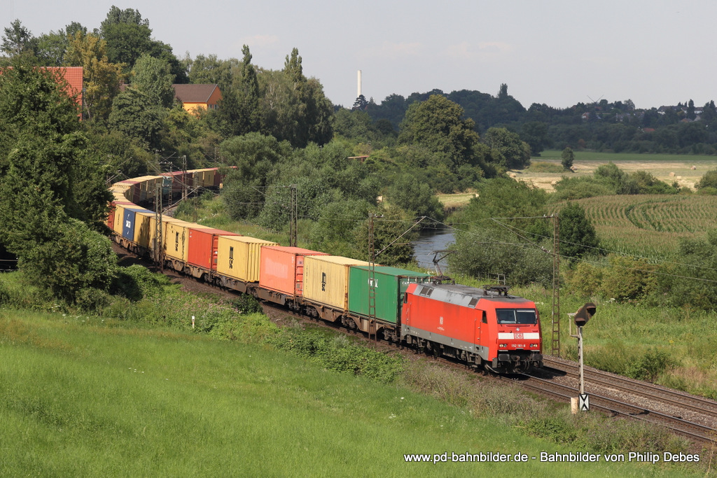 152 161-6 (DB Schenker) mit einem Containerzug in Elze, 23. Juli 2014