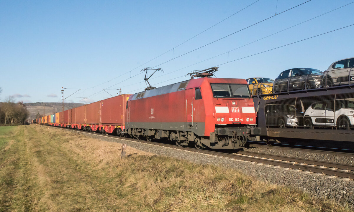152 162-4 ist am 21.12.2021 bei Retzbach mit einem Containerzug in Richtung Süden unterwegs.