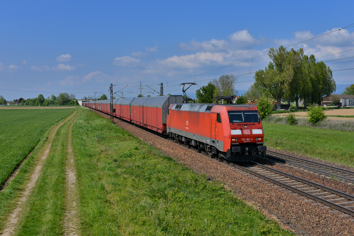 152 162 mit einem Autozug am 05.05.2016 bei Plattling. 