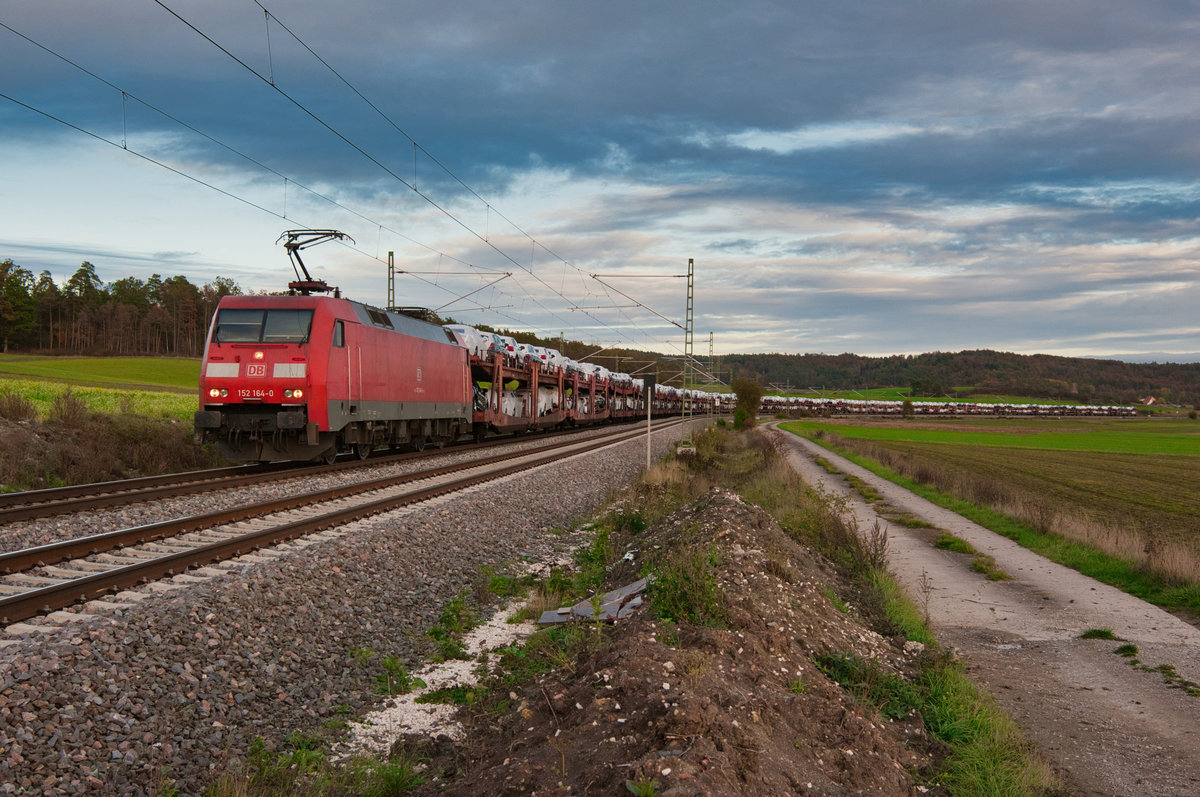 152 164 mit einem Autotransportzug bei Oberdachstetten Richtung Würzburg, 16.10.2019