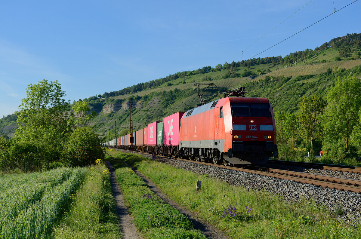 152 164 mit einem Containerzug bei Thüngersheim Richtung Würzburg, 07.05.2020