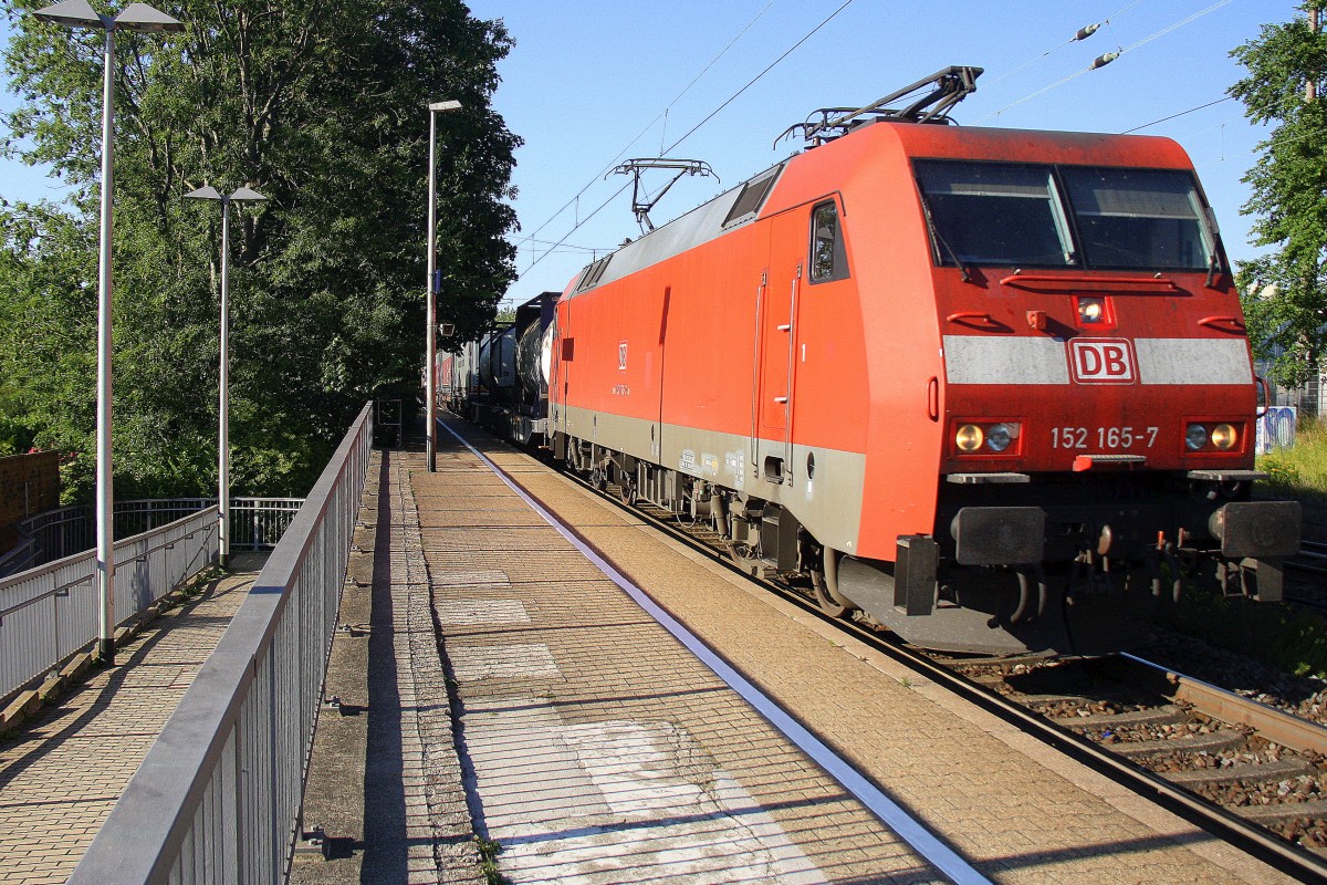 152 165-7 DB kommt als Umleiter mit einem langen Containerzug aus Gallarate(I) nach Zeebrugge(B) und fährt durch Kohlscheid aus Richtung Herzogenrath und fährt die Kohlscheider-Rampe hoch nach Aachen-West. 
An einem schönem Sommerarbend vom 30.6.2015.