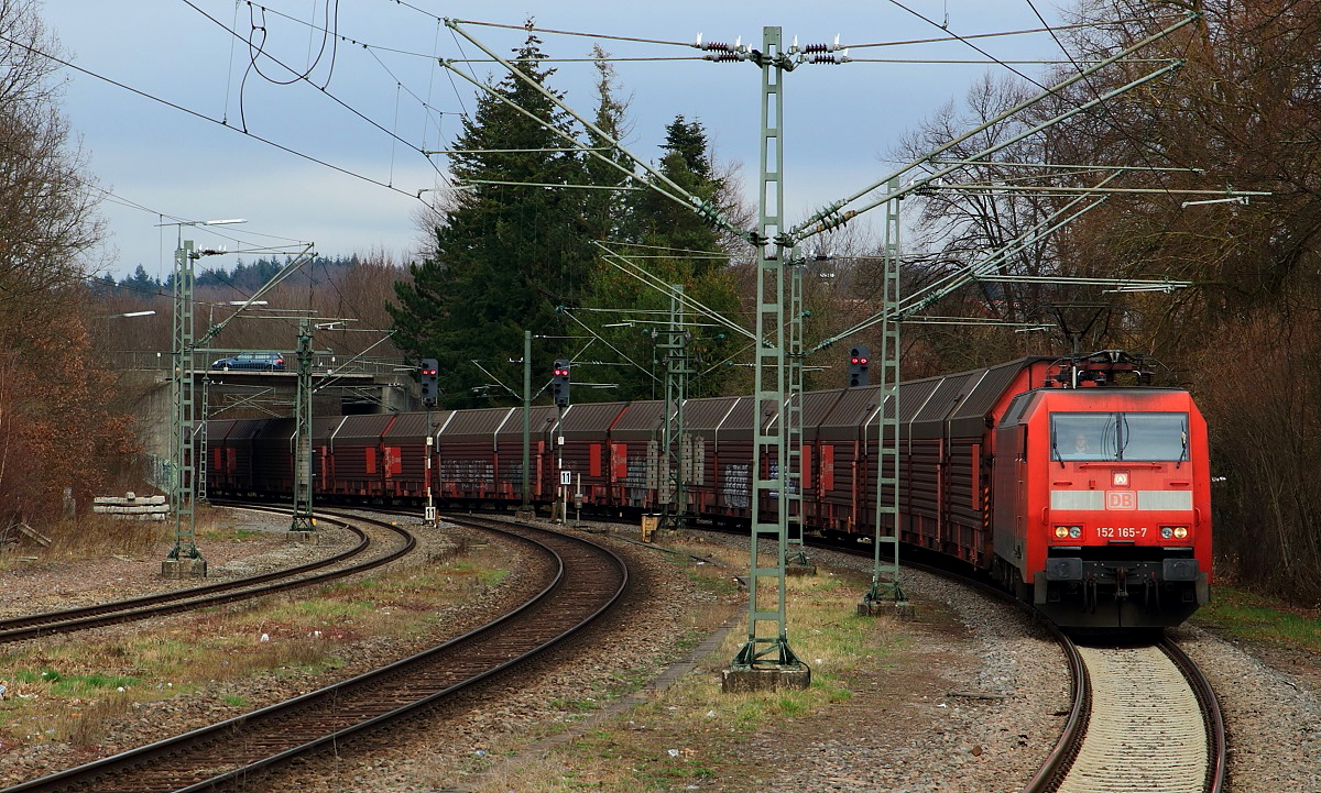152 165-7 durchfährt mit einem Zug für die Daimler-Werke in Sindelfingen am 01.04.2016 den Bahnhof Renningen