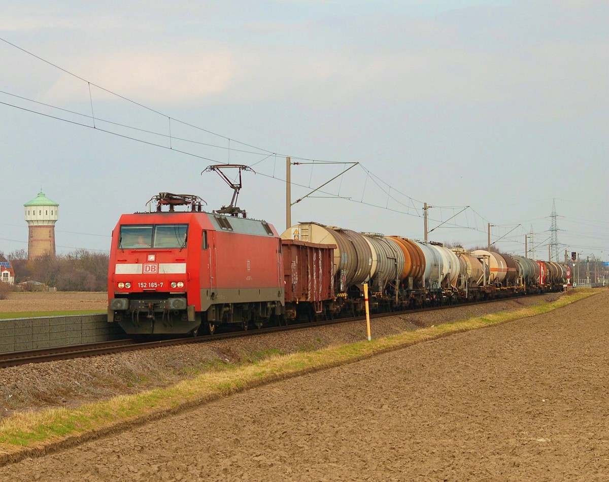 152 165-7 fährt mit ihrem Zug, aus Richtung Ludwigshafen/Rhein BASF/KTL Kombi-Terminal Ludwigshafen/Rhein kommend, dem Bahnhof Ludwigshafen-Oggersheim entgegen. Dort trifft dieser eingleisige Abschnitt auf die Strecke Mainz - Worms - Ludwigshafen/Rhein - Mannheim. 06.03.2015