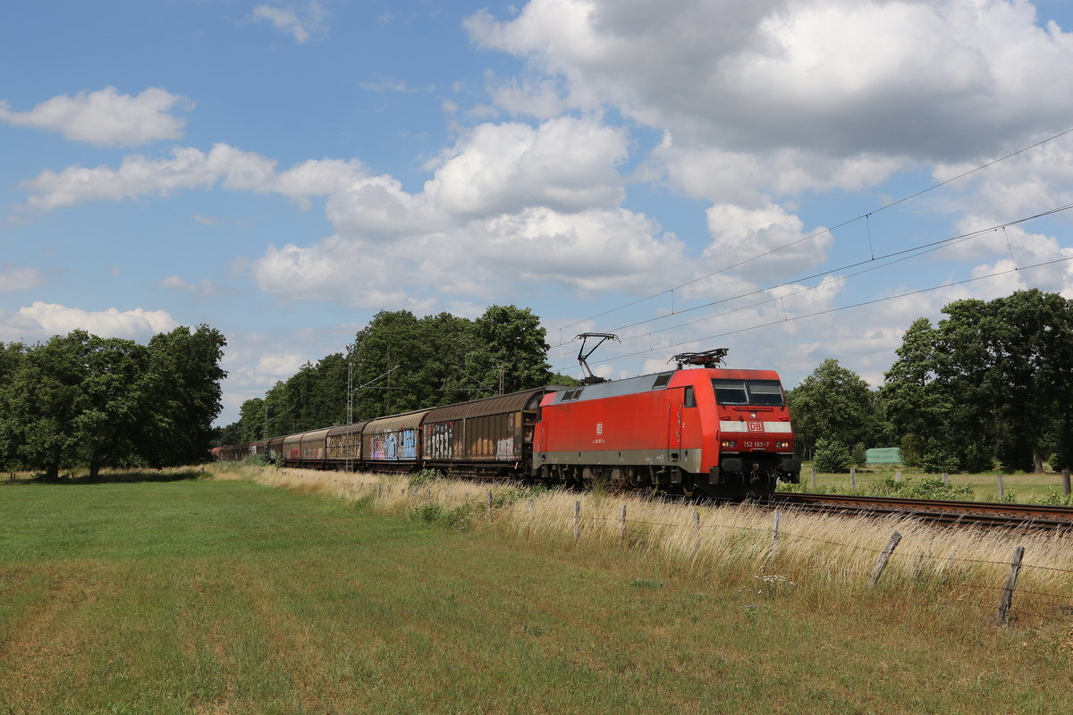 152 165 mit Schiebewandwagen am 29. Juni 2020 bei Nindorf in Niedersachsen.